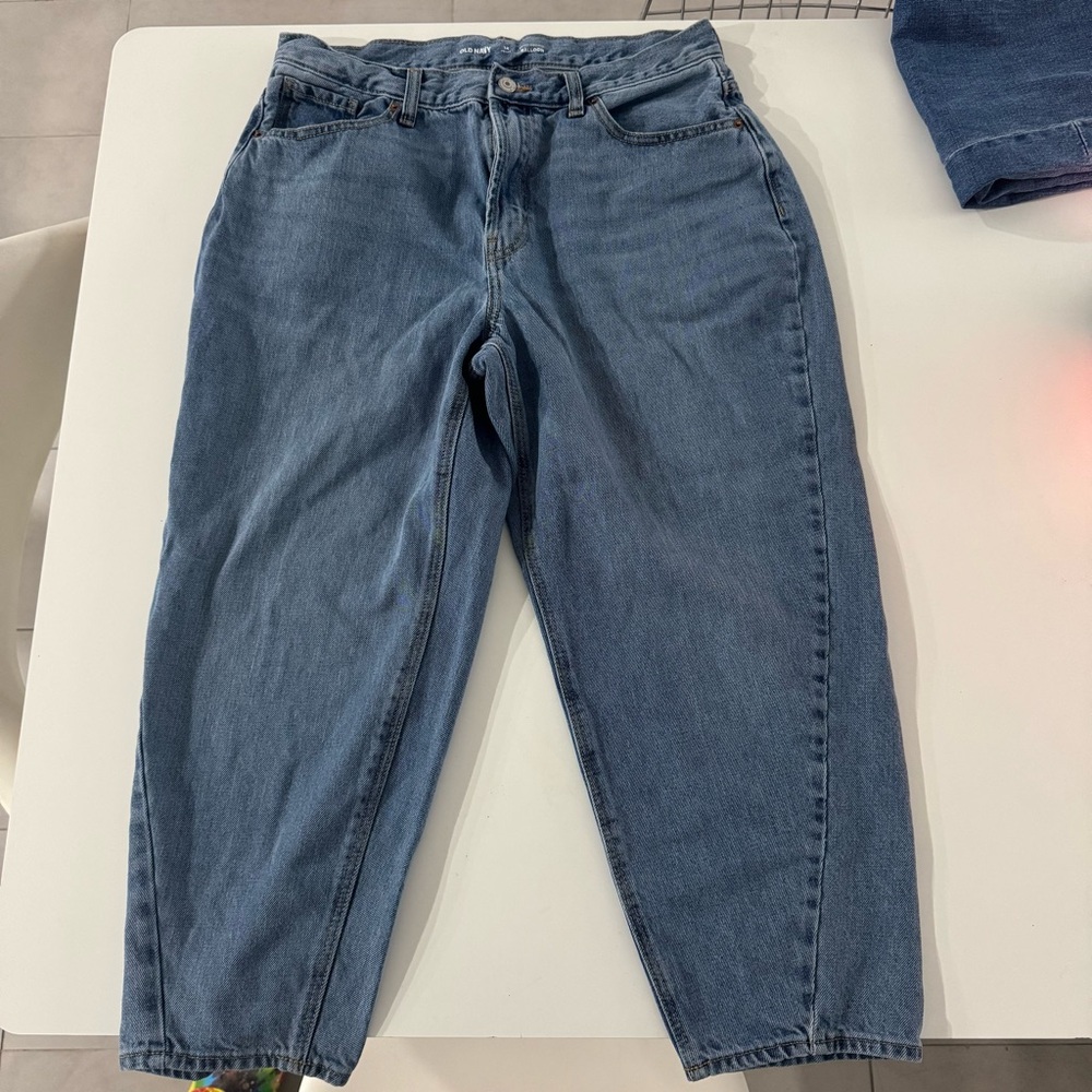 Old Navy Extra High Waisted Petite Balloon Ankle Jeans - Picture 2 of 4